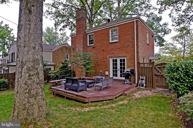 Building Photo - 1531 Patrick Henry Dr