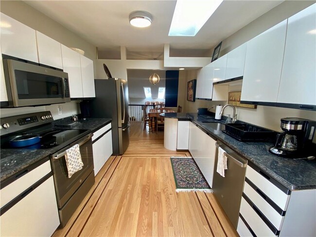 Building Photo - 9 Shadow Brook Ln