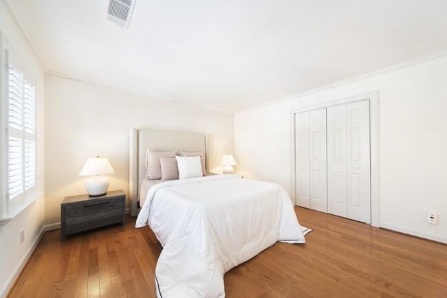 Building Photo - 305 Ansley Villa Dr NE