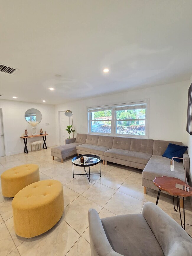 Building Photo - 806 NE 4th St