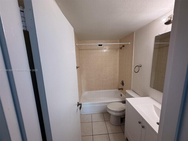 Building Photo - 801 Brickell Bay Dr