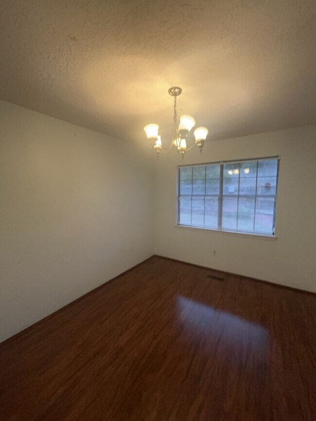 Building Photo - 1052 Monte Largo Dr NE