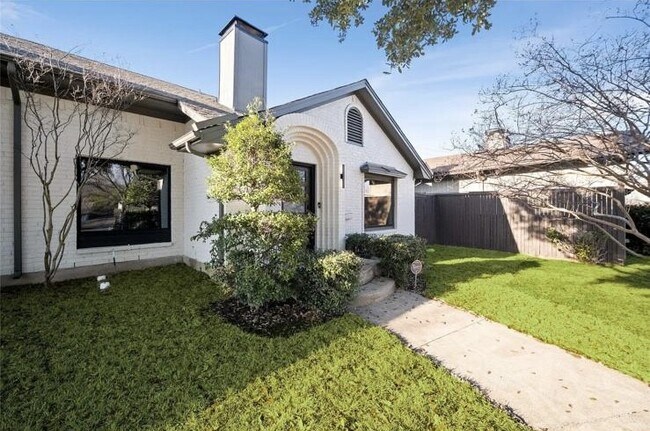 Building Photo - 7639 Royal Ln