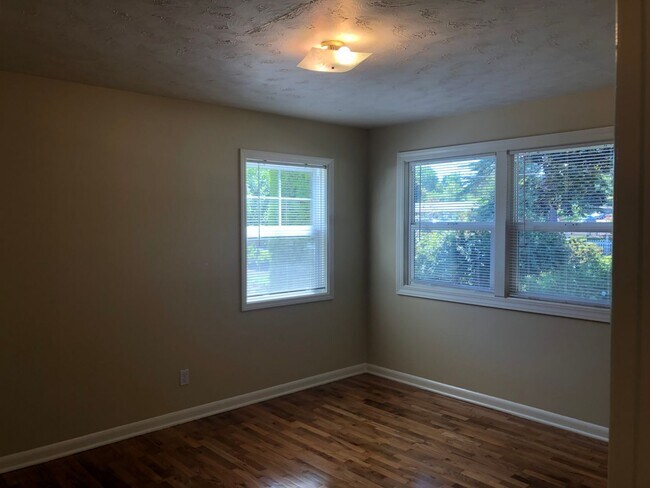 Building Photo - Live Large in the Heart of NW Corvallis!