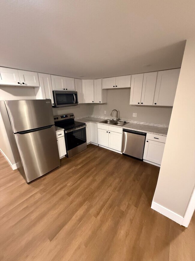 Building Photo - 622 7th St