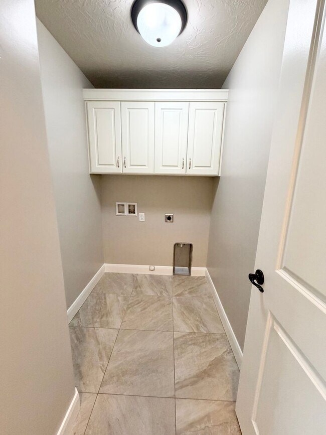 Building Photo - 355 W 200 S
