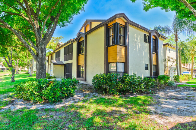 Building Photo - 4527 Carambola Cir S