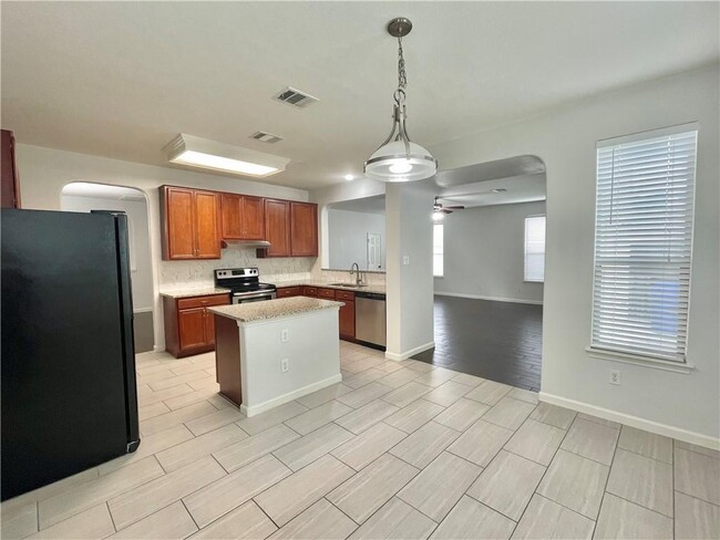 Building Photo - 608 Trail Dust Dr