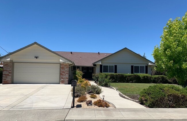 Building Photo - Panoramic Views! Walk to Iron Horse Trail, Schools...