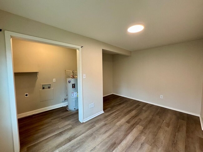 Building Photo - 1305 E 34th St