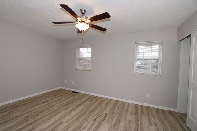 Building Photo - 2 Bed 1.5 Bath Condo