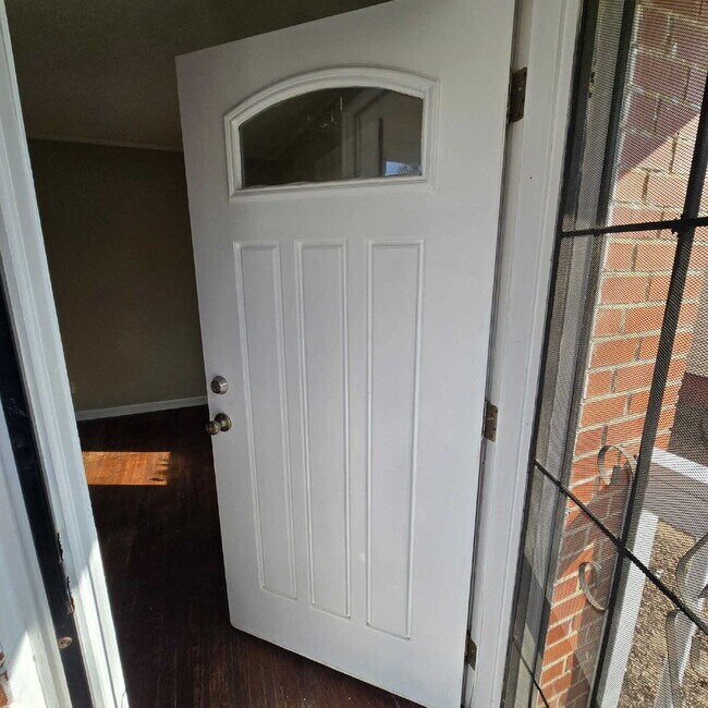 Building Photo - "Full Brick 3-Bed Home on Monroe Avenue: In the Heart of Macon!"