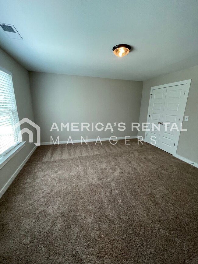 Building Photo - Home for Rent in Weaver, AL!!! Available to View Now! PRICE REDUCTION!! Sign a 13-month lease by ...