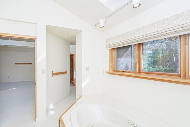 Building Photo - 1424 Bradford Dr