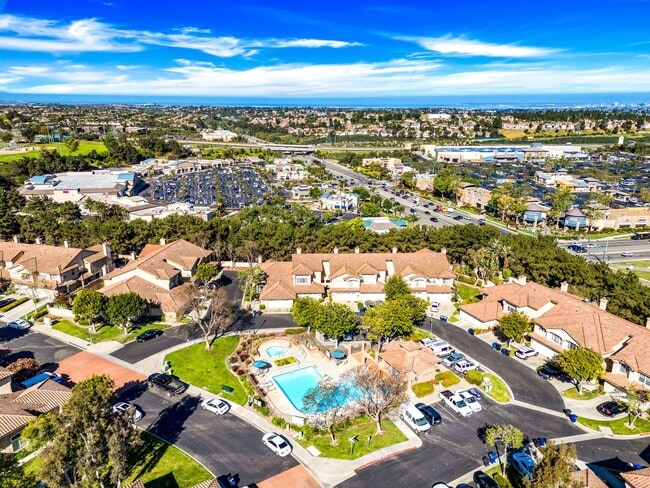 Building Photo - Charming 2 Bed | 2 Bath Single-Story Home with Golf Course Views!