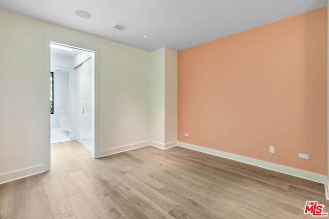 Building Photo - 8815 Rosewood Ave