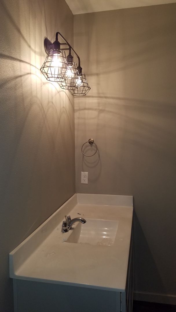 Building Photo - 3 Bedroom 2 Bath Walk-In Level Lakeside Ap...