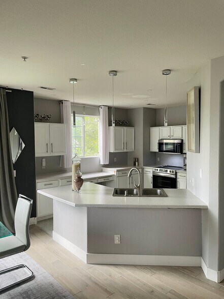Building Photo - 8940 Fox Dr