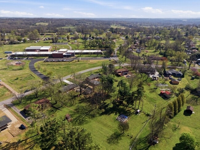 Building Photo - 2820 Donna Hill Dr