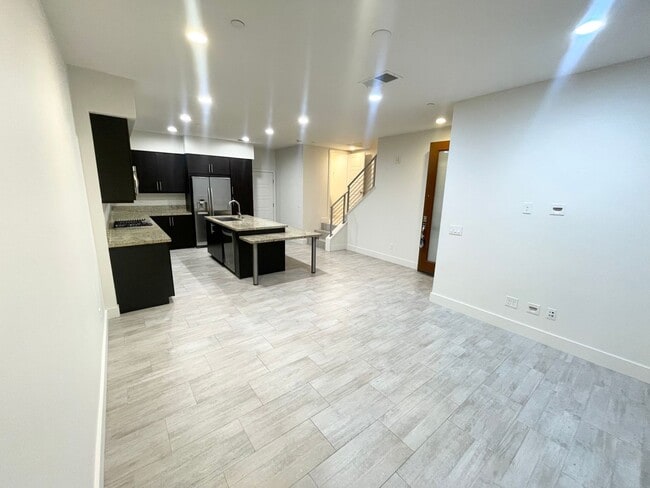 Building Photo - Updated 3 bed / 2.5 bath home in the desirable Frame & Focus community of Civita