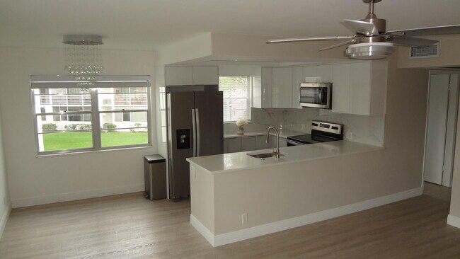 Building Photo - 271 Fanshaw G