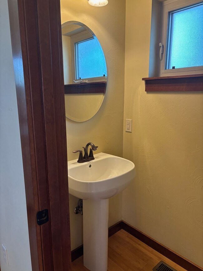 Building Photo - FIRST MONTH'S RENT FREE! New lower rent $1850