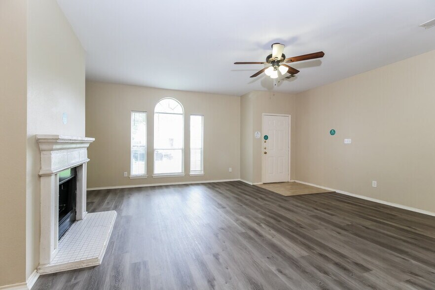 Building Photo - 2321 Wildwood Ln