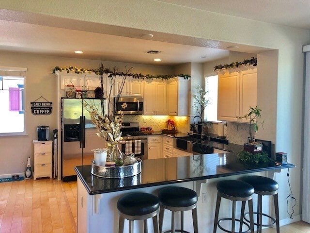 Building Photo - Beautifully updated, tri- level 4 Bd/2.5 B...