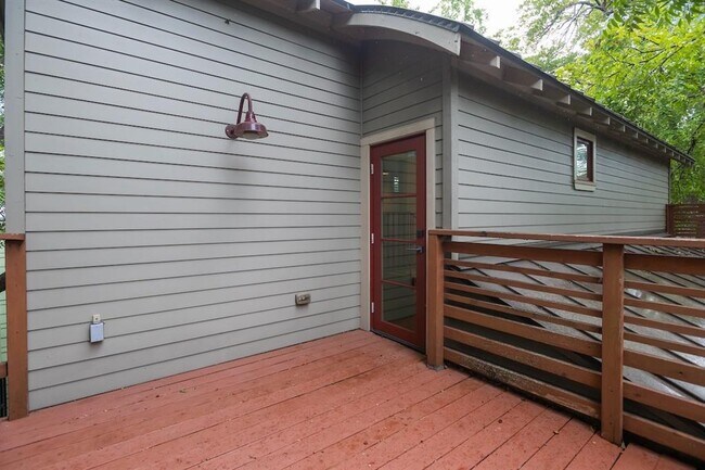 Building Photo - 610 W Live Oak St