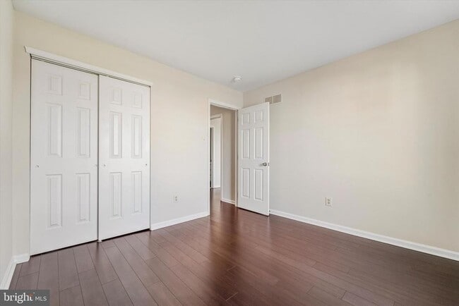 Building Photo - 5202 Drawbridge Ct