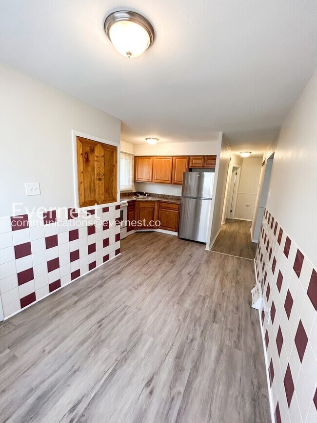 Building Photo - 3 Bed/1 Bath Home with Fenced Yard / Pet-Friendly / Vouchers Accepted / Coming Soon!