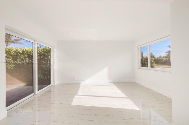 Building Photo - 2111 N 14th Ct