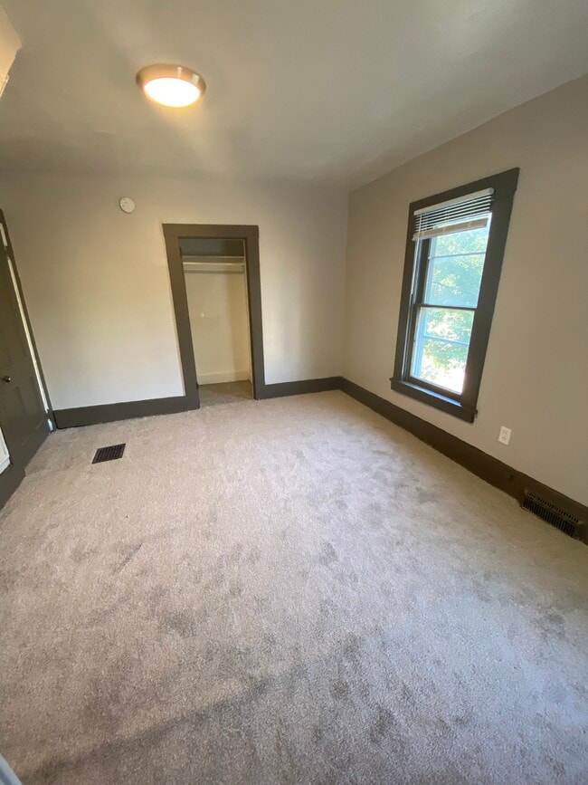 Building Photo - 529 Iowa Ave