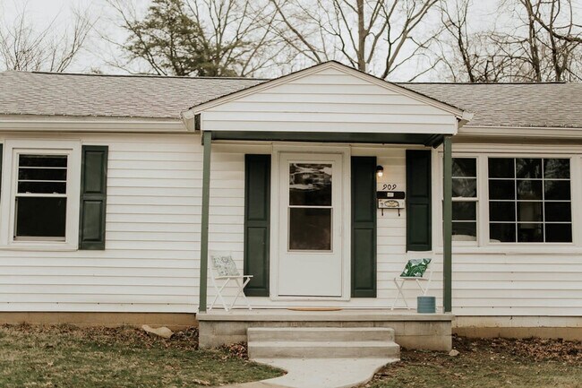 Building Photo - 909 S Mitchell St