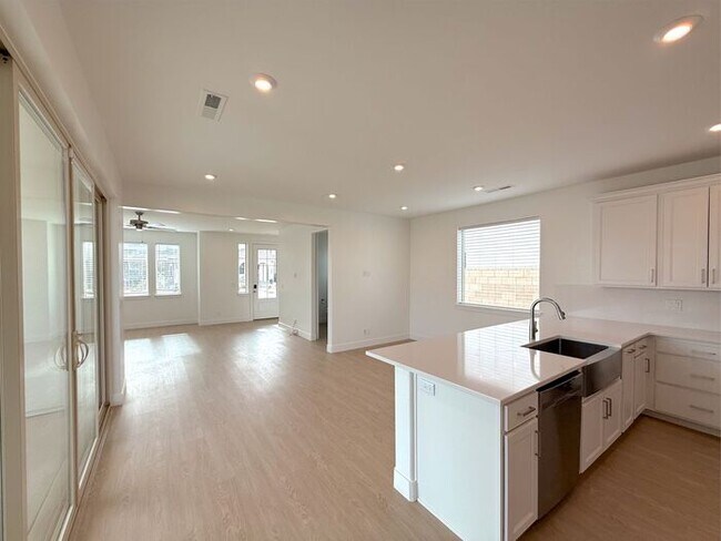 Building Photo - Desert Color Condo 3 bd, 2.5 bt, Extra Large 2 Car Garage Home