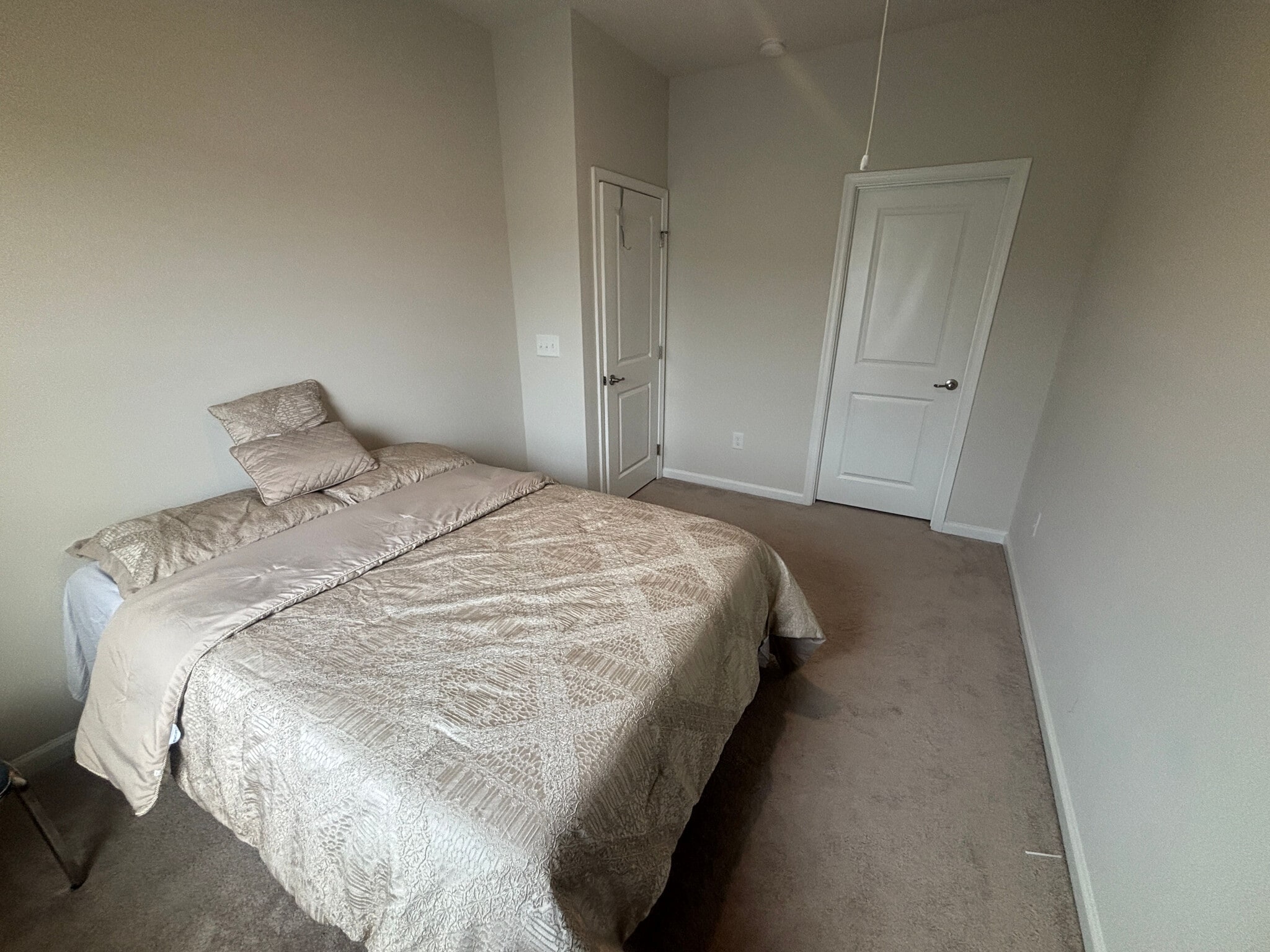 Building Photo - Room in Townhome on Poplar Leaf Way