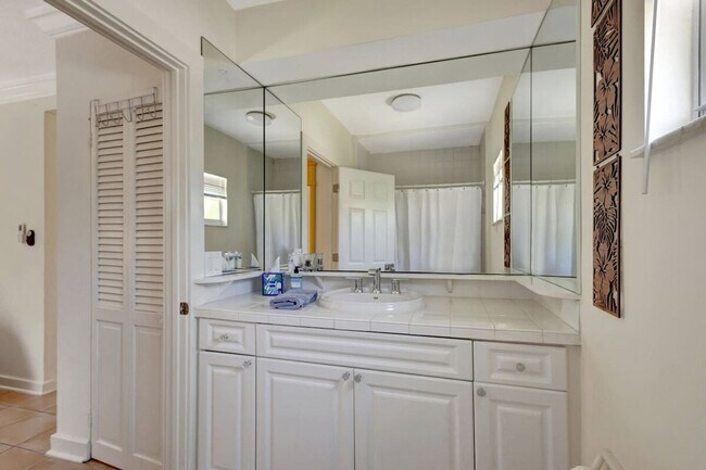 Building Photo - 521 28th St