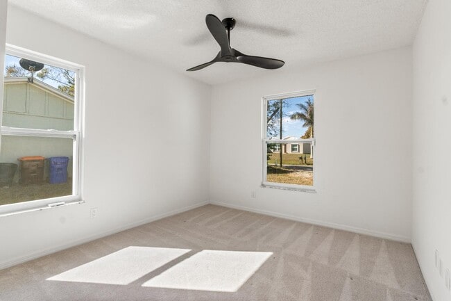 Building Photo - 1816 14th Ave SW