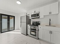 Building Photo - 921 NW 22nd Ct