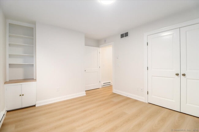 Building Photo - 929 Heritage Vlg