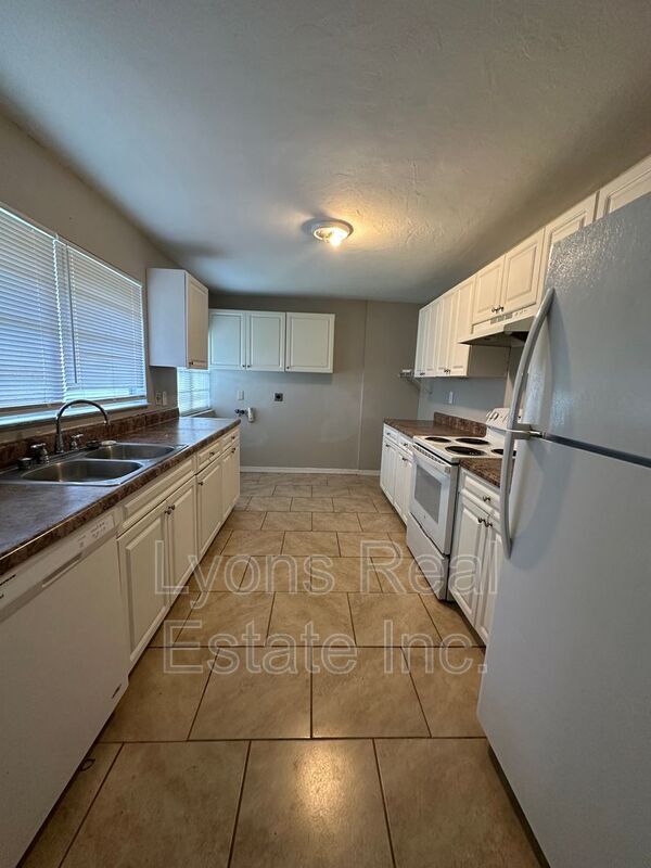 Building Photo - 2210 Cantor Ln