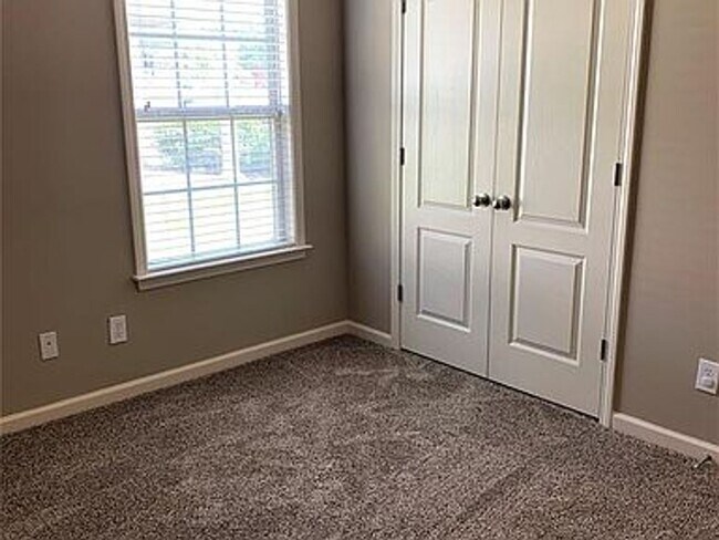 Building Photo - 725 Briarcliff Pl