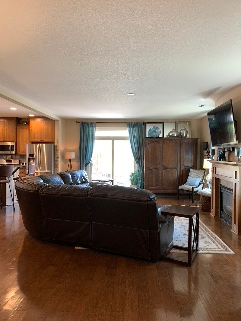 Truly open floor plan living, kitchen and dining. - 5401 NE 66th Dr