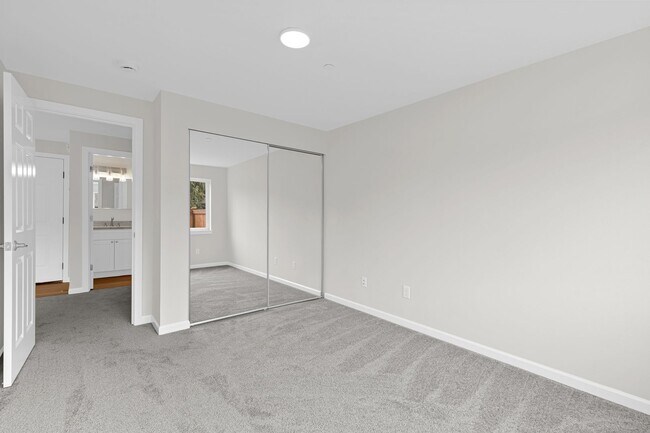 Building Photo - 1 BD 1 BA, beautiful rebuilt condo in conv...
