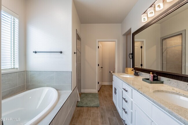 Building Photo - 828 Paseo Solar Dr