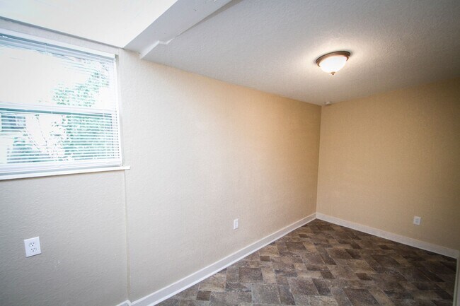 Building Photo - 934 Poinsettia St