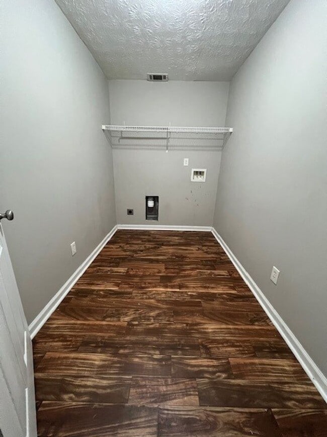 Building Photo - 3 Bedroom, 2 Bath Home