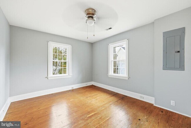 Building Photo - 304 Elm Ave