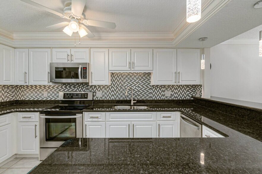 Building Photo - 555 Fillmore Ave