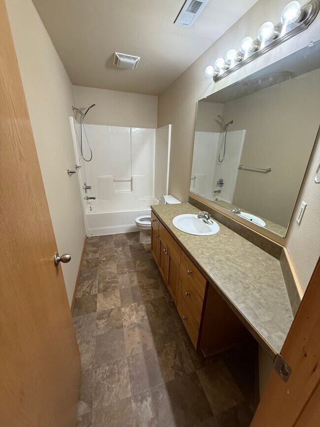 Building Photo - SE 4 Bdrm, 2.5 bath, New Flooring Throughout, Gas Heat/Fireplace, Double Garage